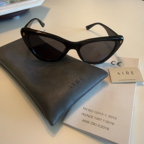 Aire Linea Cat Eye Sunglasses in Black main image 3